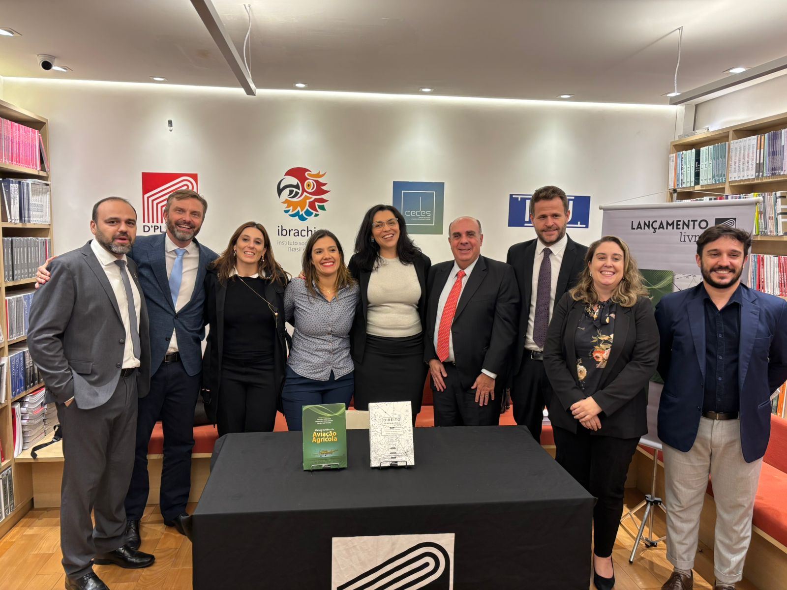 ÁLBUM DE AUTORES: confira como foi o lançamento do livro Manual Jurídico da Aviação Agrícola